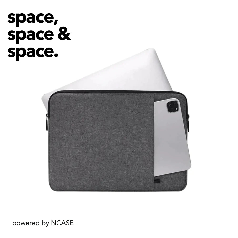 Dunkelgraue NCASE Laptoptasche mit Laptop und Tablet, die teilweise aus der Tasche herausragen. Moderne und minimalistische Aufbewahrungslösung für elektronische Geräte.