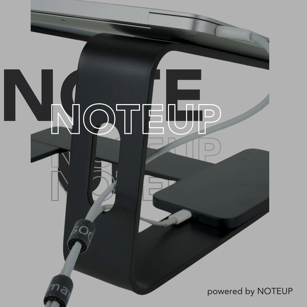 NOTEUP Laptop-Ständer mit integriertem Kabelmanagement, das geordnetes Verstauen von Ladekabeln ermöglicht. Der Ständer hält den Laptop sicher und sorgt für eine aufgeräumte Arbeitsfläche. Text: „NOTEUP – powered by NOTEUP“.