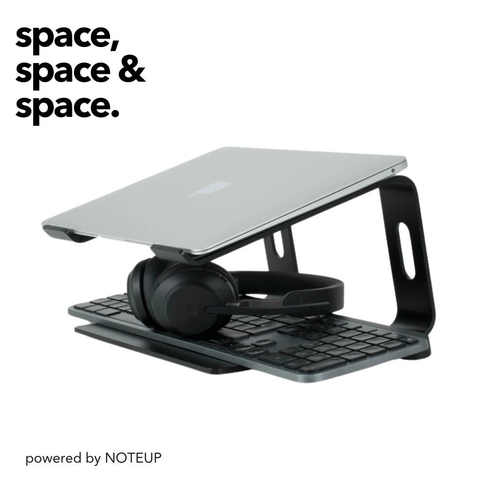 NOTEUP Laptop-Ständer mit einem Laptop, einer Tastatur und Kopfhörern, die platzsparend übereinander organisiert sind. Text: „space, space & space“, was die effiziente Raumnutzung des Ständers hervorhebt.