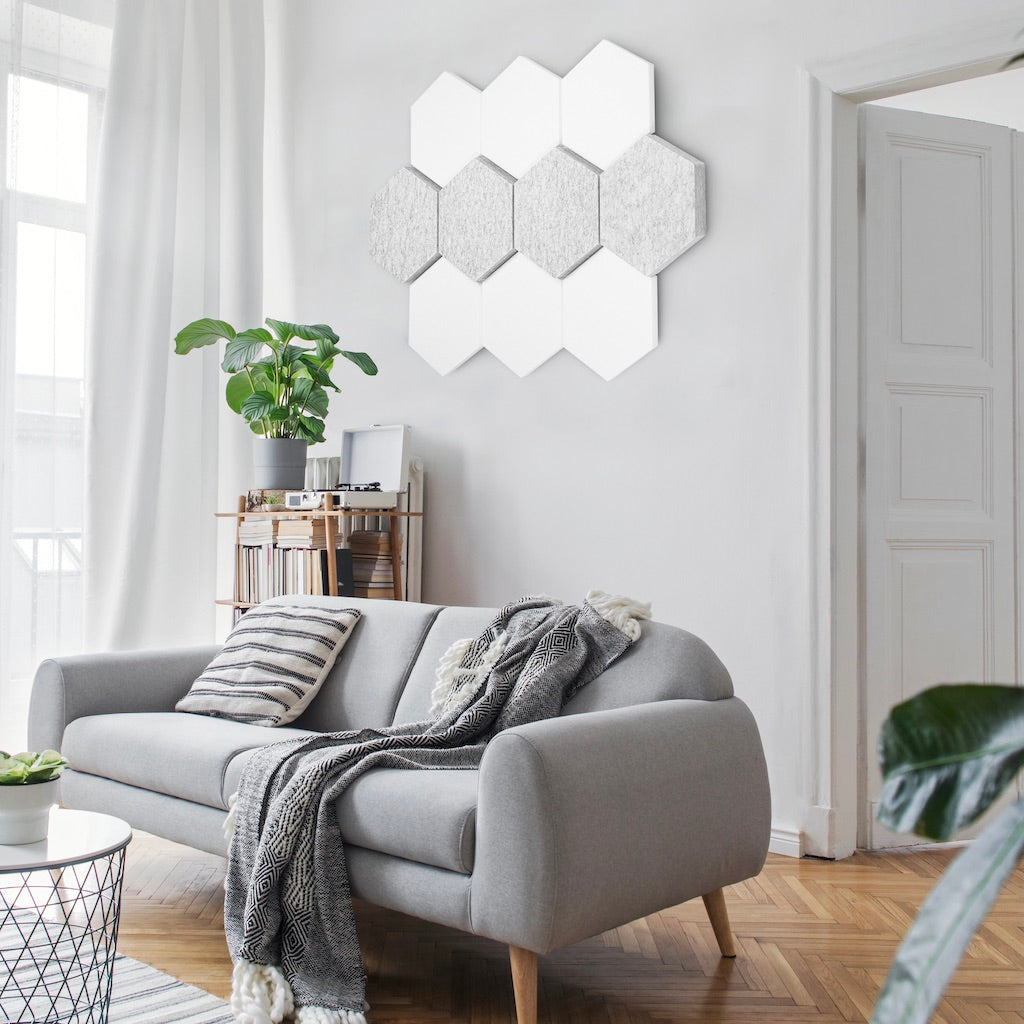 Schallabsorber Hexagon Wand Raum akustik Schallschutz Isolation Reduzieren Lärm Silenthex 3D Beispielbild Wand Wohnzimmer grau weiß dreidimensional 10 teilig